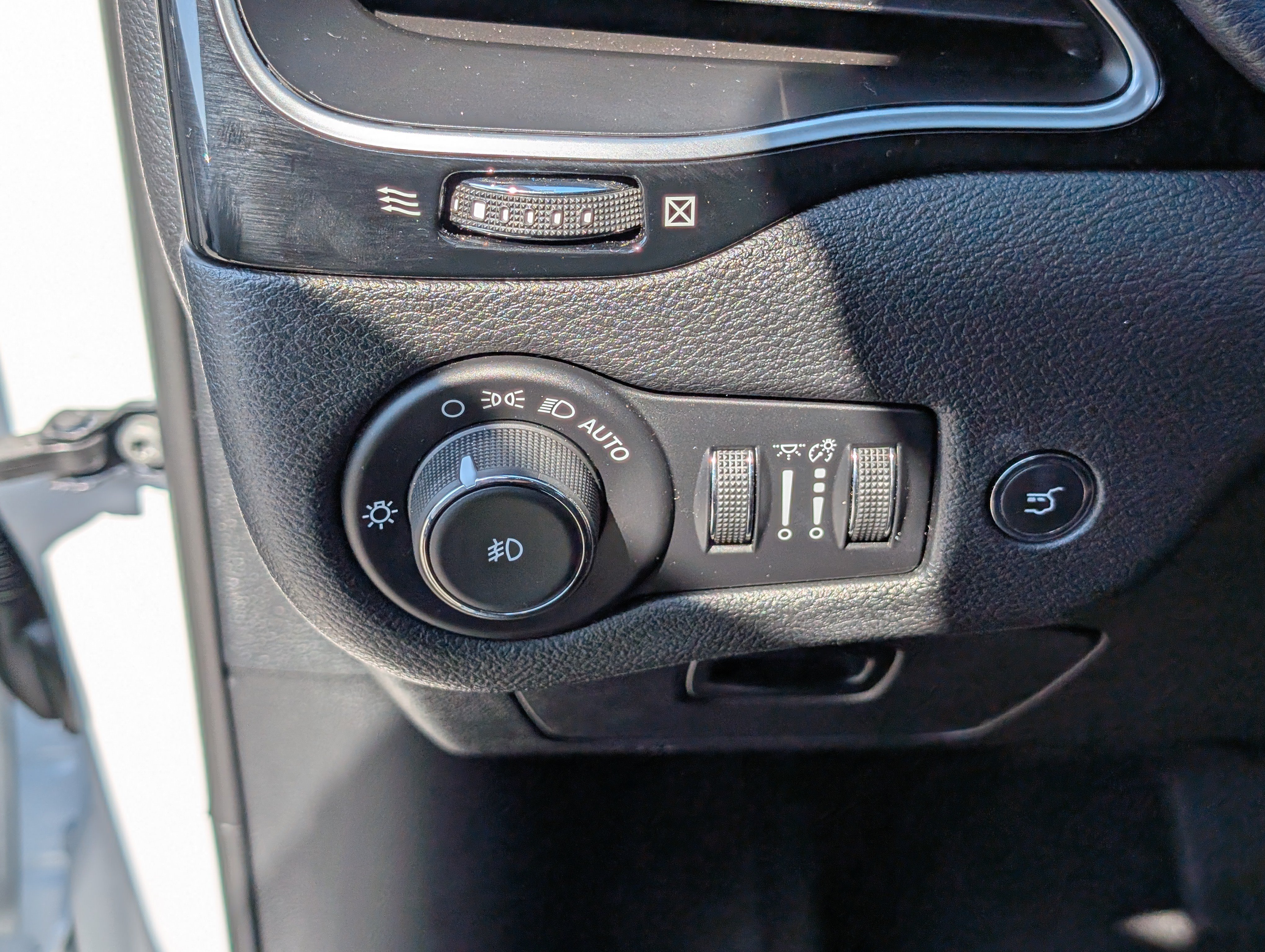 Used 2020 Jeep Cherokee Latitude Plus FWD image 22