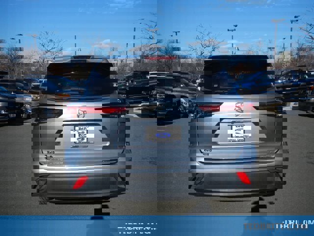 Used 2022 Toyota Highlander XLE image 6