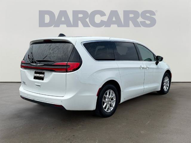 Used 2024 Chrysler Pacifica Touring-L FWD image 5