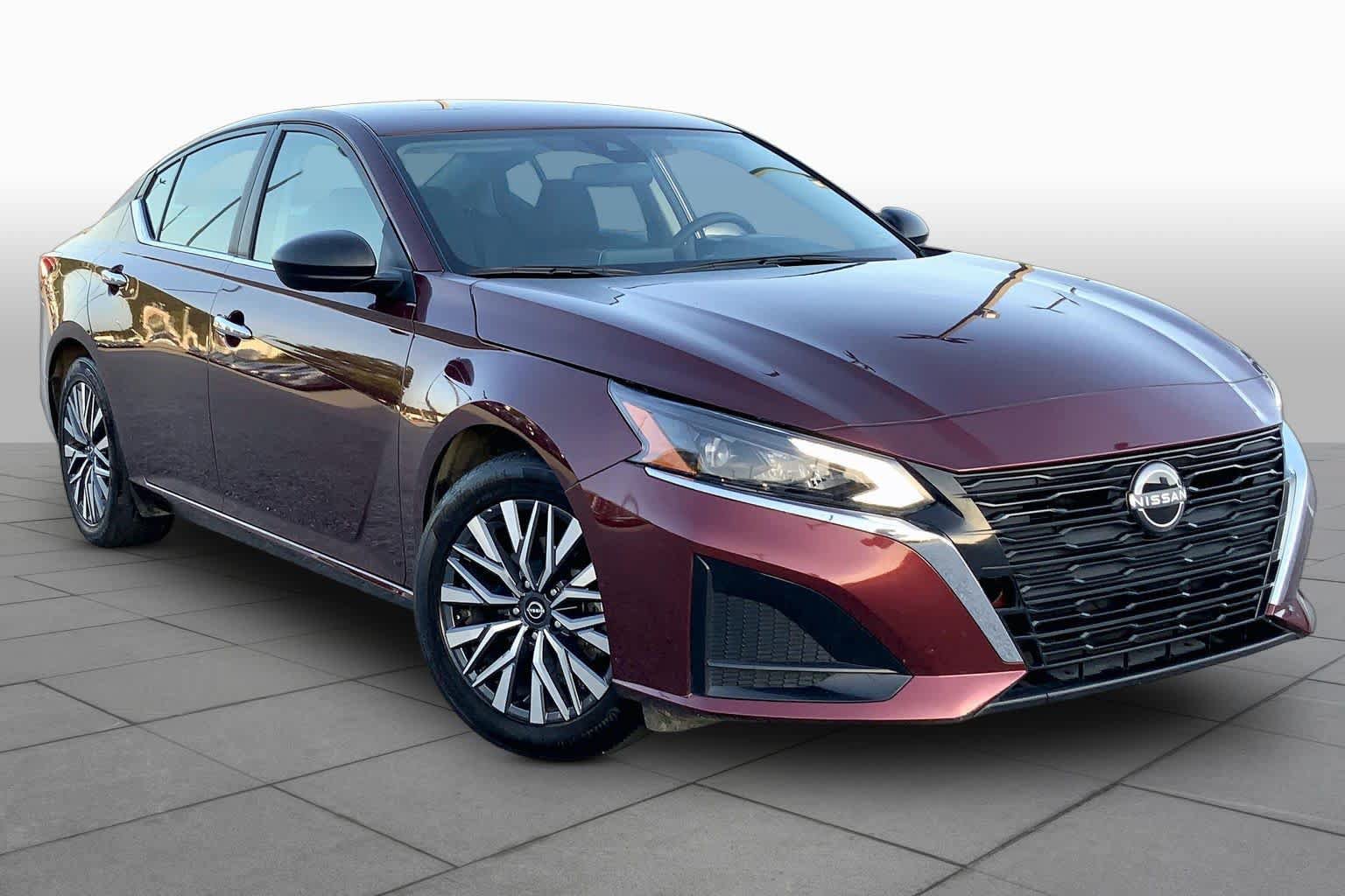 Used 2025 Nissan Altima 2.5 SV FWD image 3