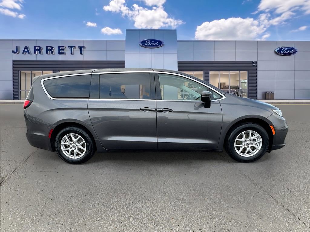 Used 2023 Chrysler Pacifica Touring-L FWD image 8