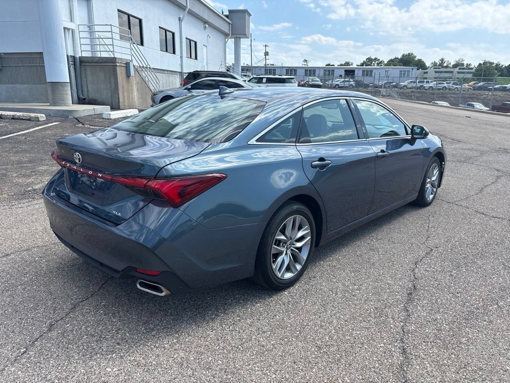 Used 2022 Toyota Avalon XLE w/ Moonroof Package FWD image 7