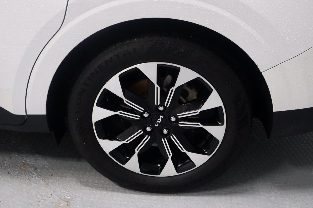 Used 2024 Kia Carnival EX FWD image 19