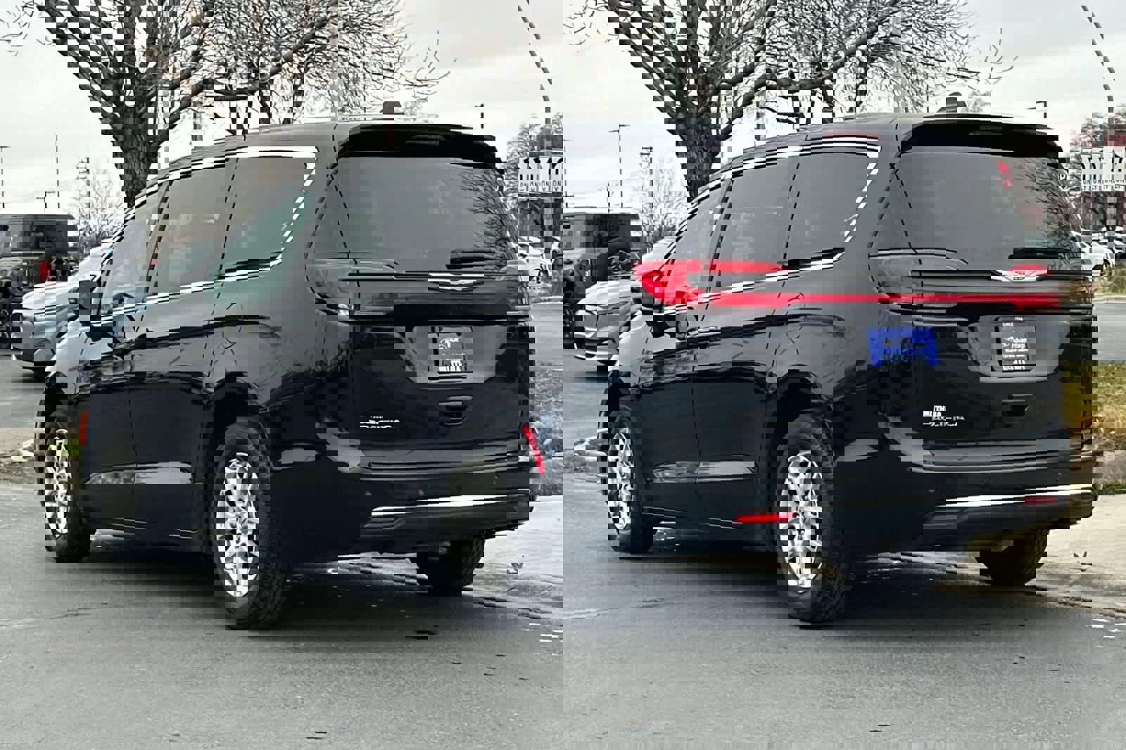 Used 2024 Chrysler Pacifica Touring-L image 6