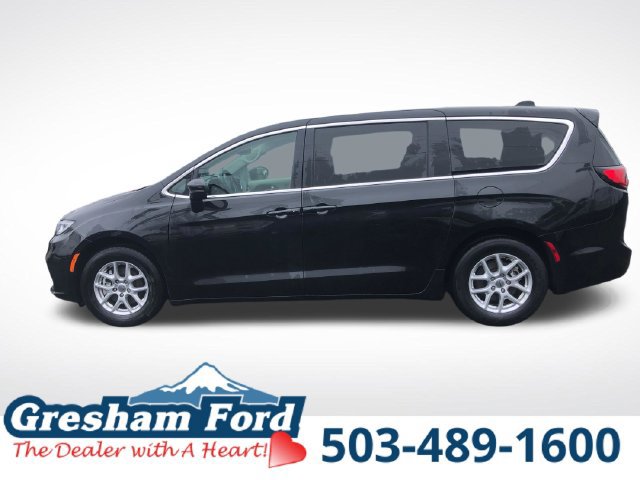 Used 2023 Chrysler Pacifica Touring-L FWD image 3