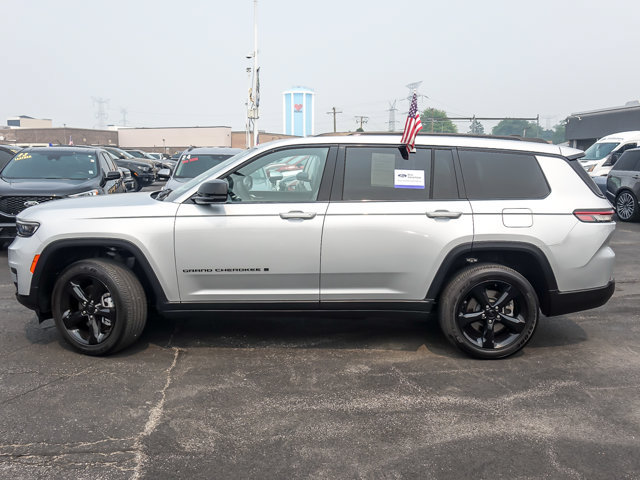 Used 2024 Jeep Grand Cherokee L Altitude AWD/4WD image 5