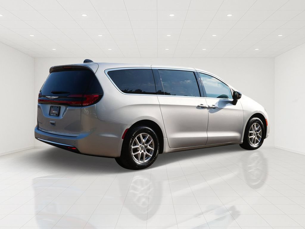 Used 2024 Chrysler Pacifica Touring-L FWD image 6