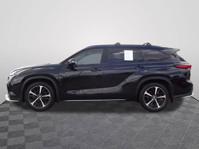 Used 2021 Toyota Highlander XSE FWD image 2