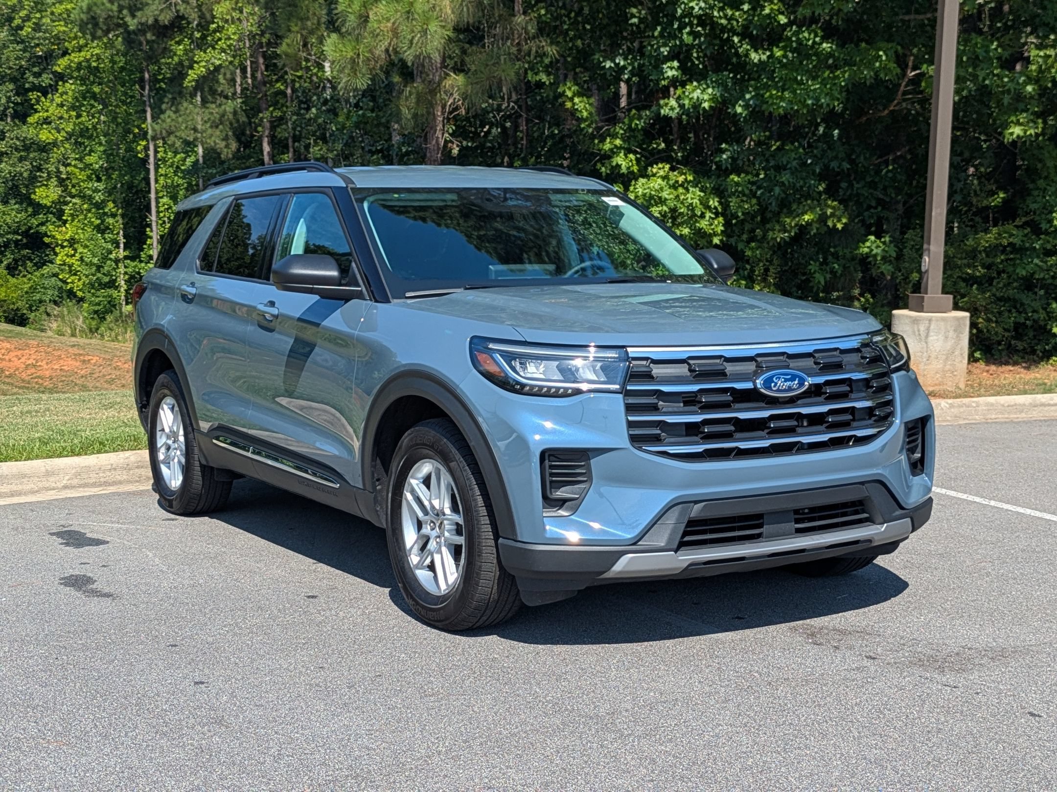 Certified 2025 Ford Explorer Active AWD/4WD image 2