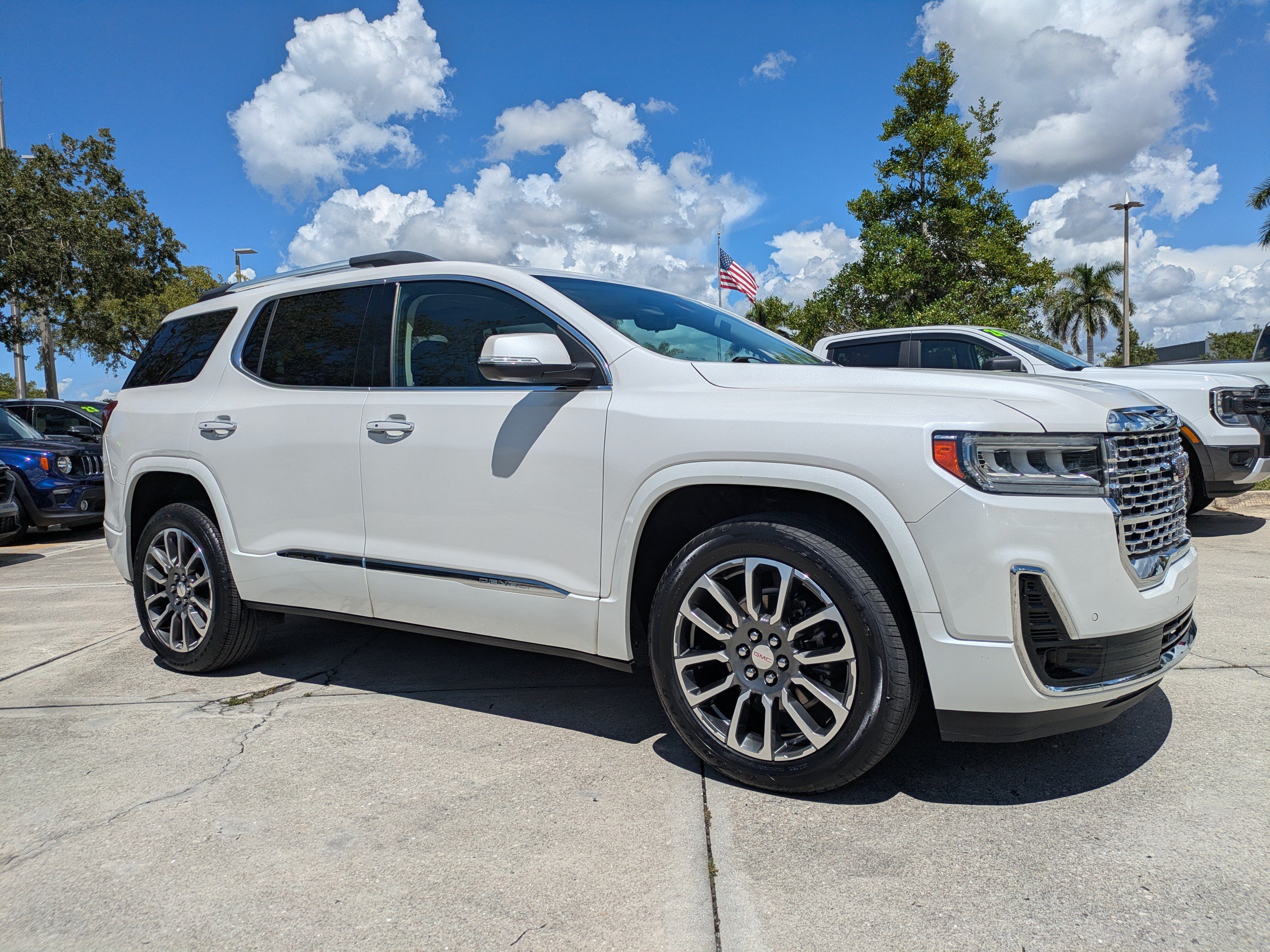 Used 2022 GMC Acadia Denali w/ Denali Technology Package AWD/4WD image 2