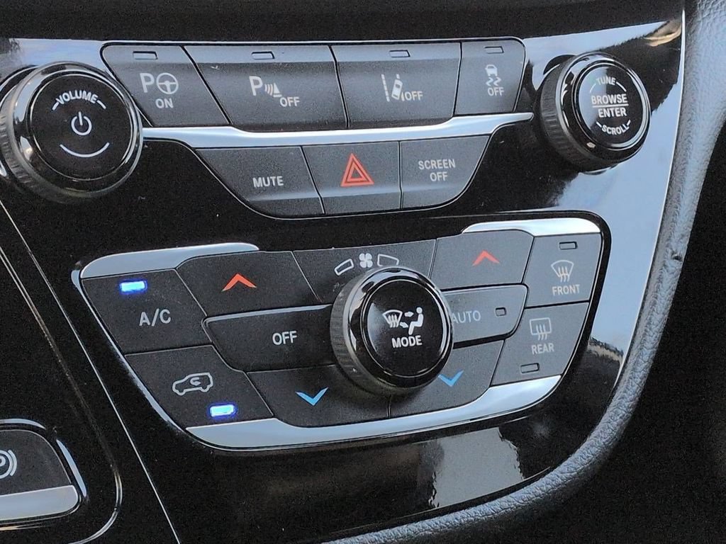 Used 2024 Chrysler Pacifica Limited FWD image 21