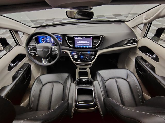 Used 2024 Chrysler Pacifica Touring-L FWD image 2