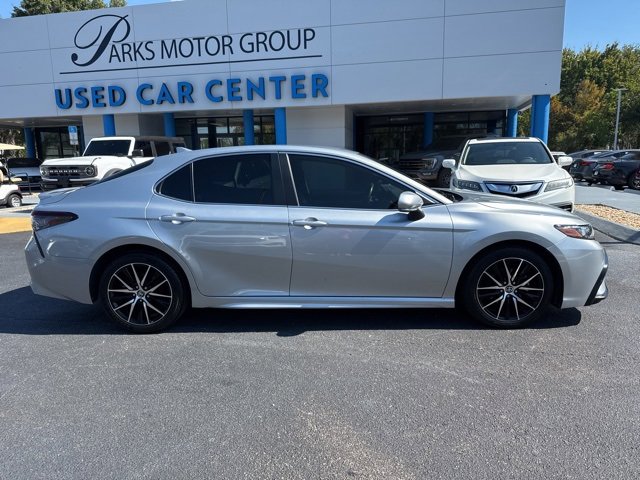 Used 2024 Toyota Camry SE image 2