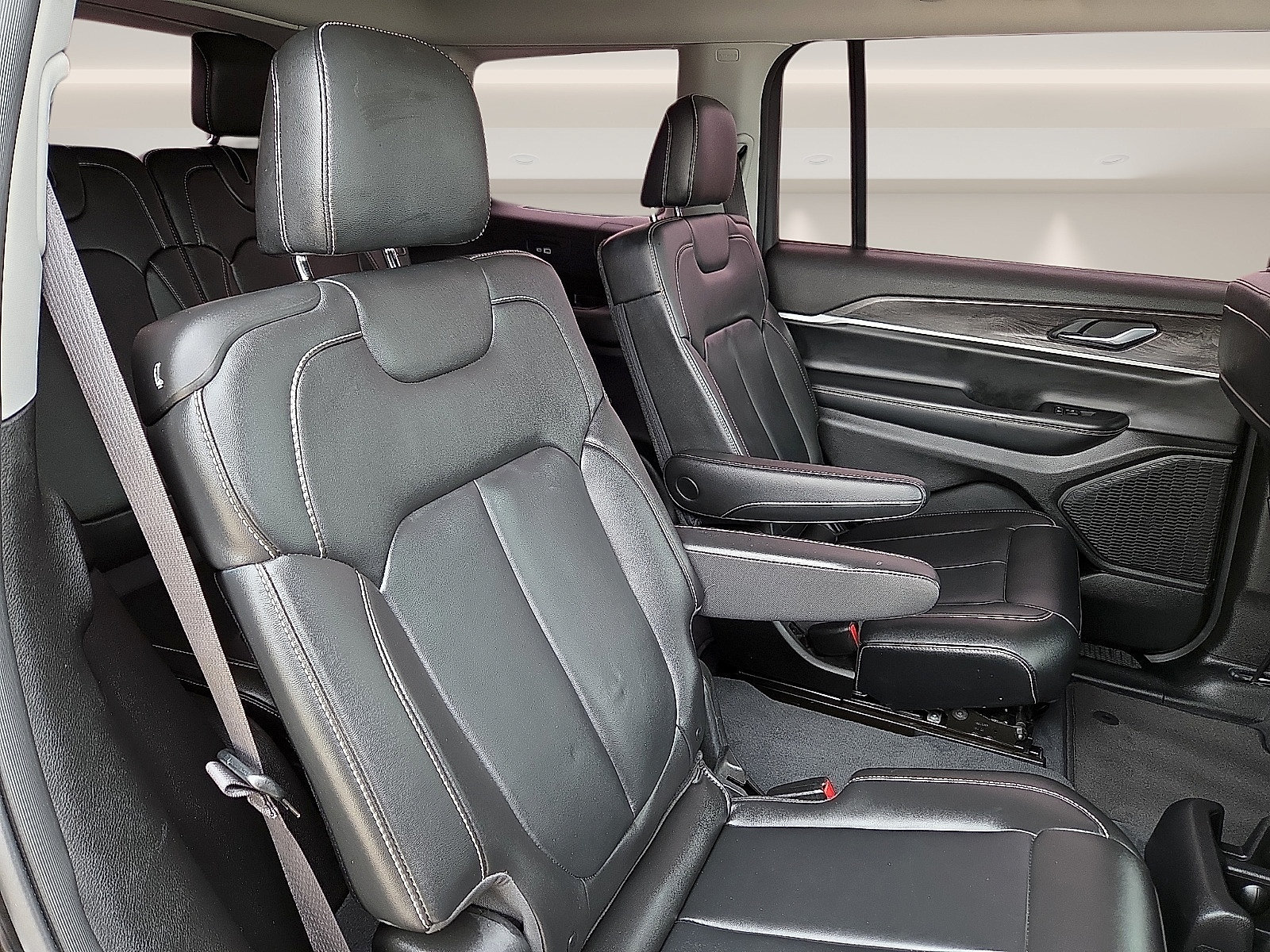 Used 2023 Jeep Grand Cherokee L Limited AWD/4WD image 9