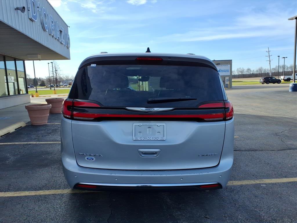 Used 2023 Chrysler Pacifica Limited FWD image 4