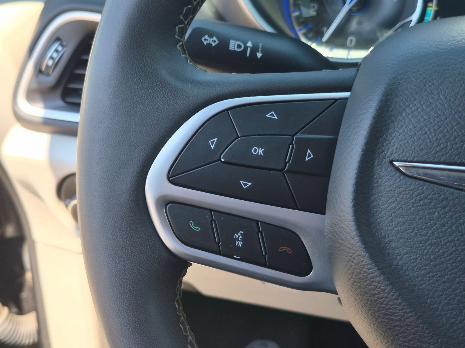 Used 2023 Chrysler Pacifica Touring-L FWD image 18