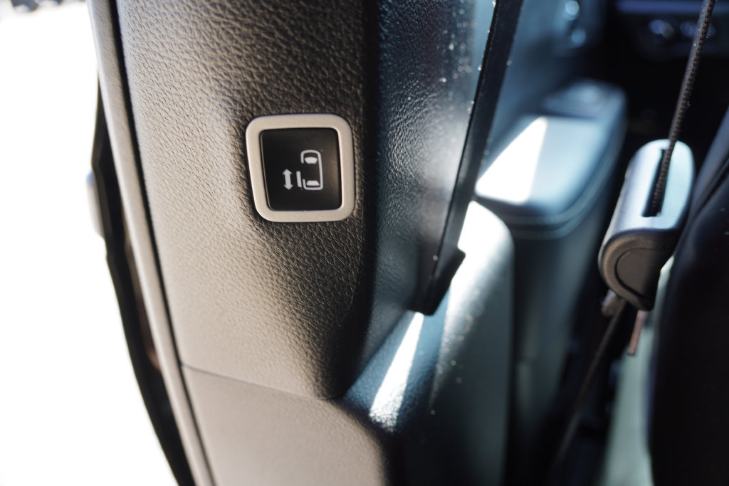 Used 2025 Chrysler Pacifica Limited FWD image 19