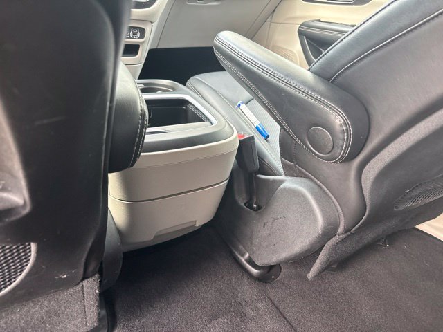 Used 2024 Chrysler Pacifica Limited FWD image 32