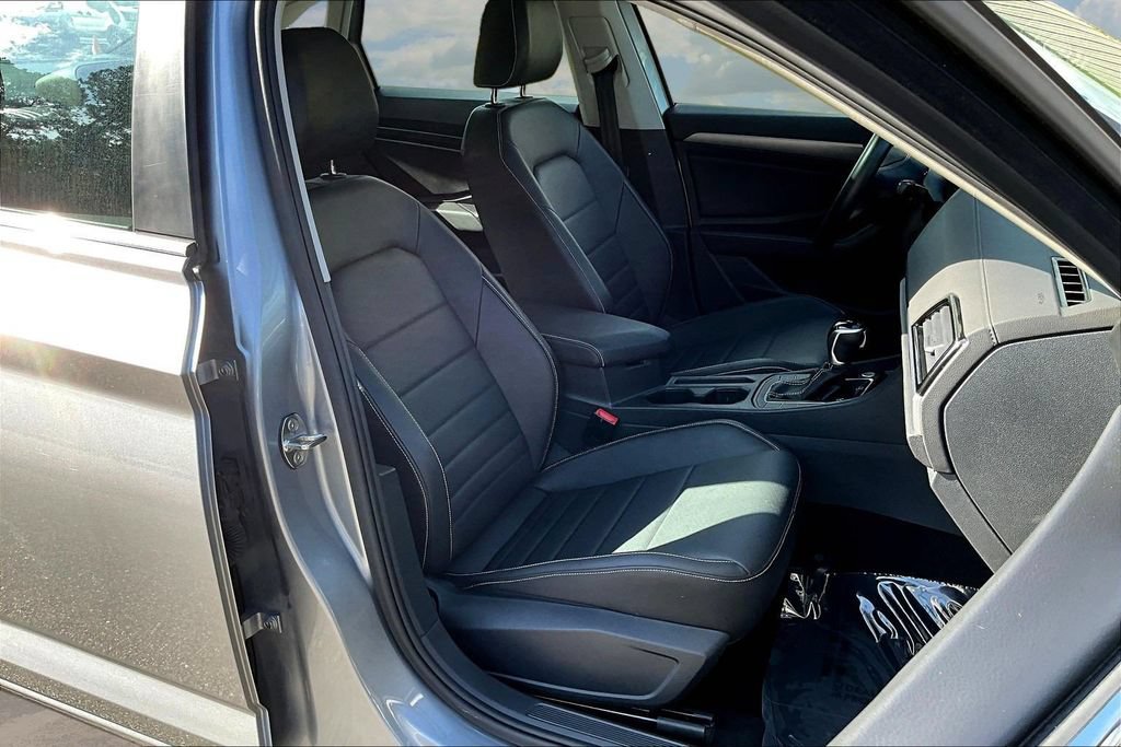 Used 2024 Volkswagen Jetta SE FWD image 31