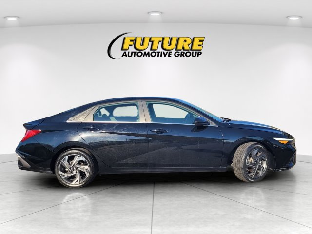 Used 2025 Hyundai Elantra SEL FWD image 3
