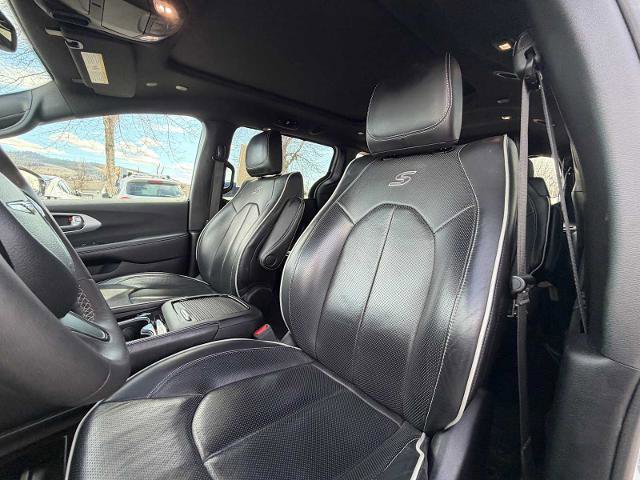 Used 2025 Chrysler Pacifica Limited image 11