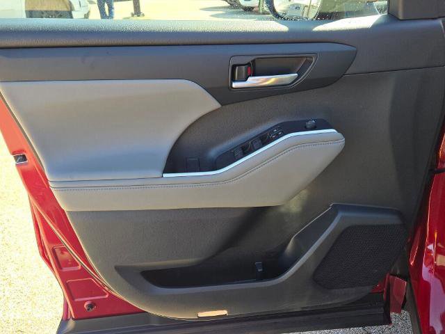 Used 2021 Toyota Highlander XLE image 22