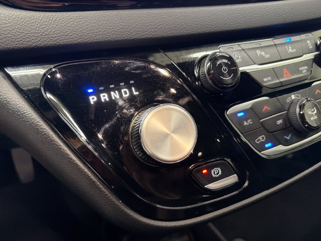 Used 2025 Chrysler Pacifica Select FWD image 28