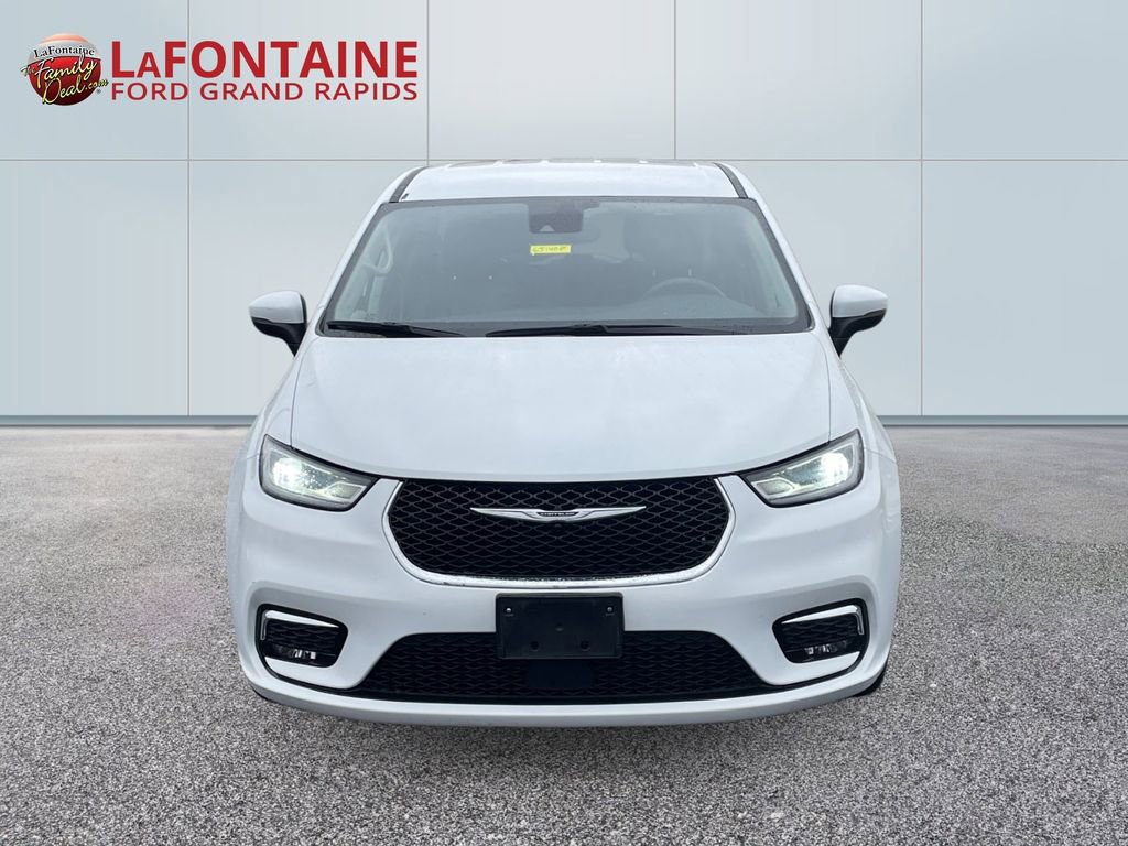 Used 2023 Chrysler Pacifica Touring-L FWD image 2