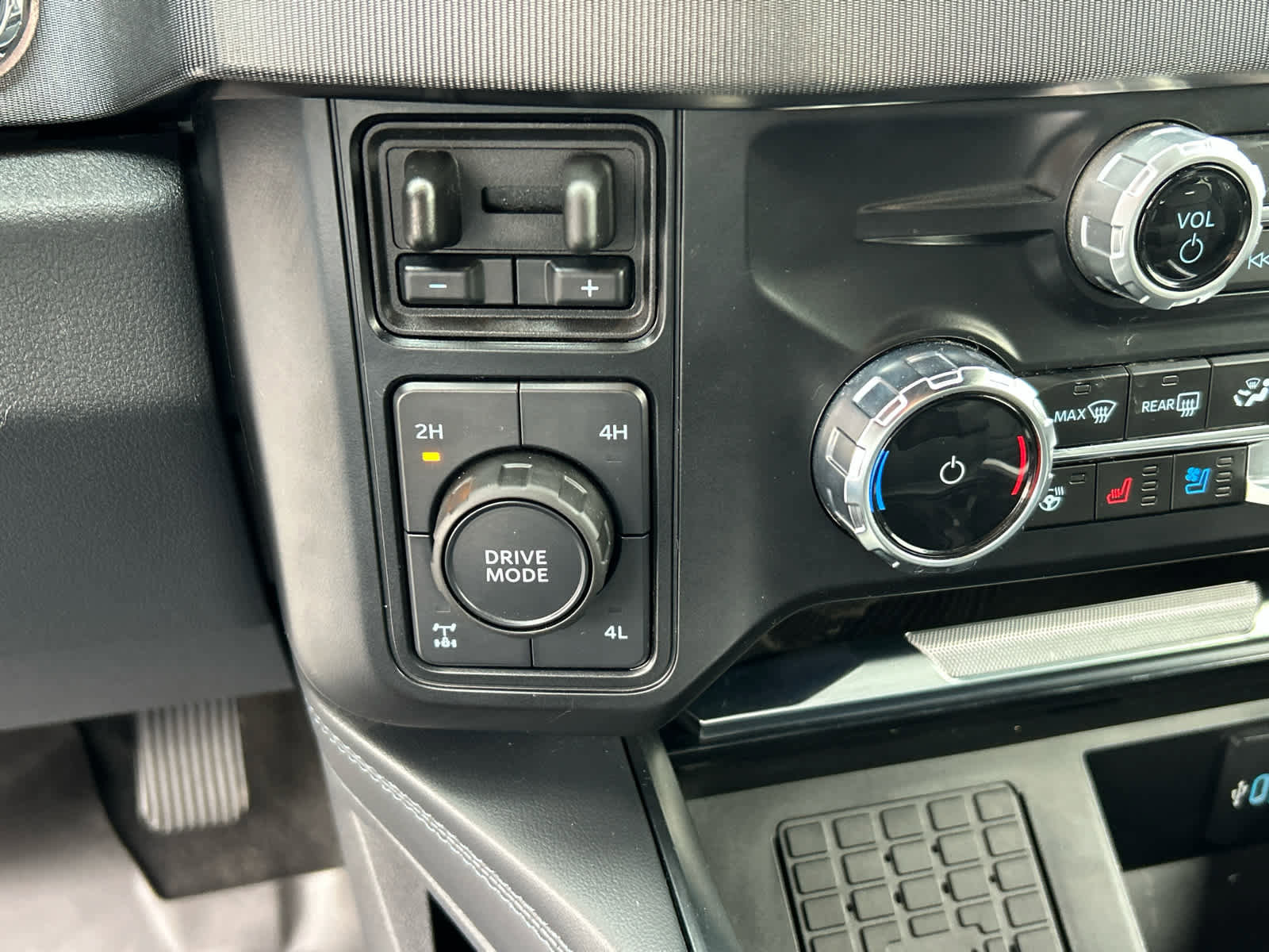 Certified 2025 Ford F350 Platinum w/ FX4 Off-Road Package image 38