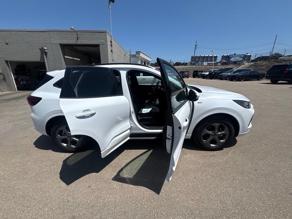 Certified 2023 Ford Escape ST-Line Select AWD/4WD image 8