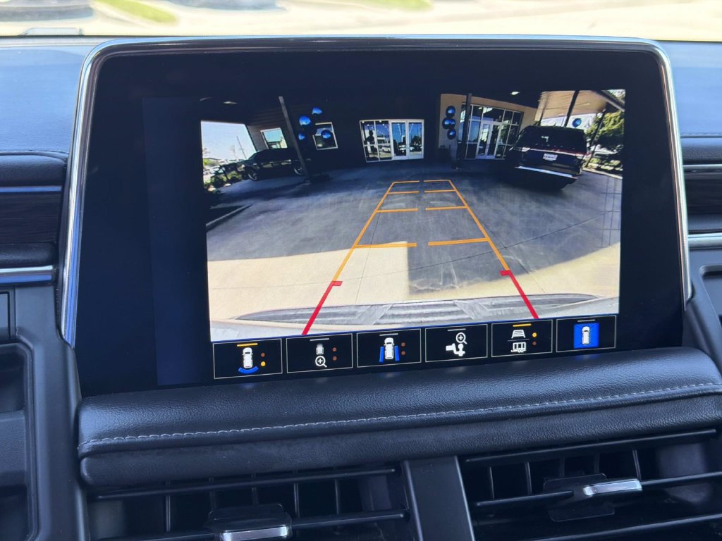 Used 2023 Chevrolet Suburban LT w/ Luxury Package RWD image 29