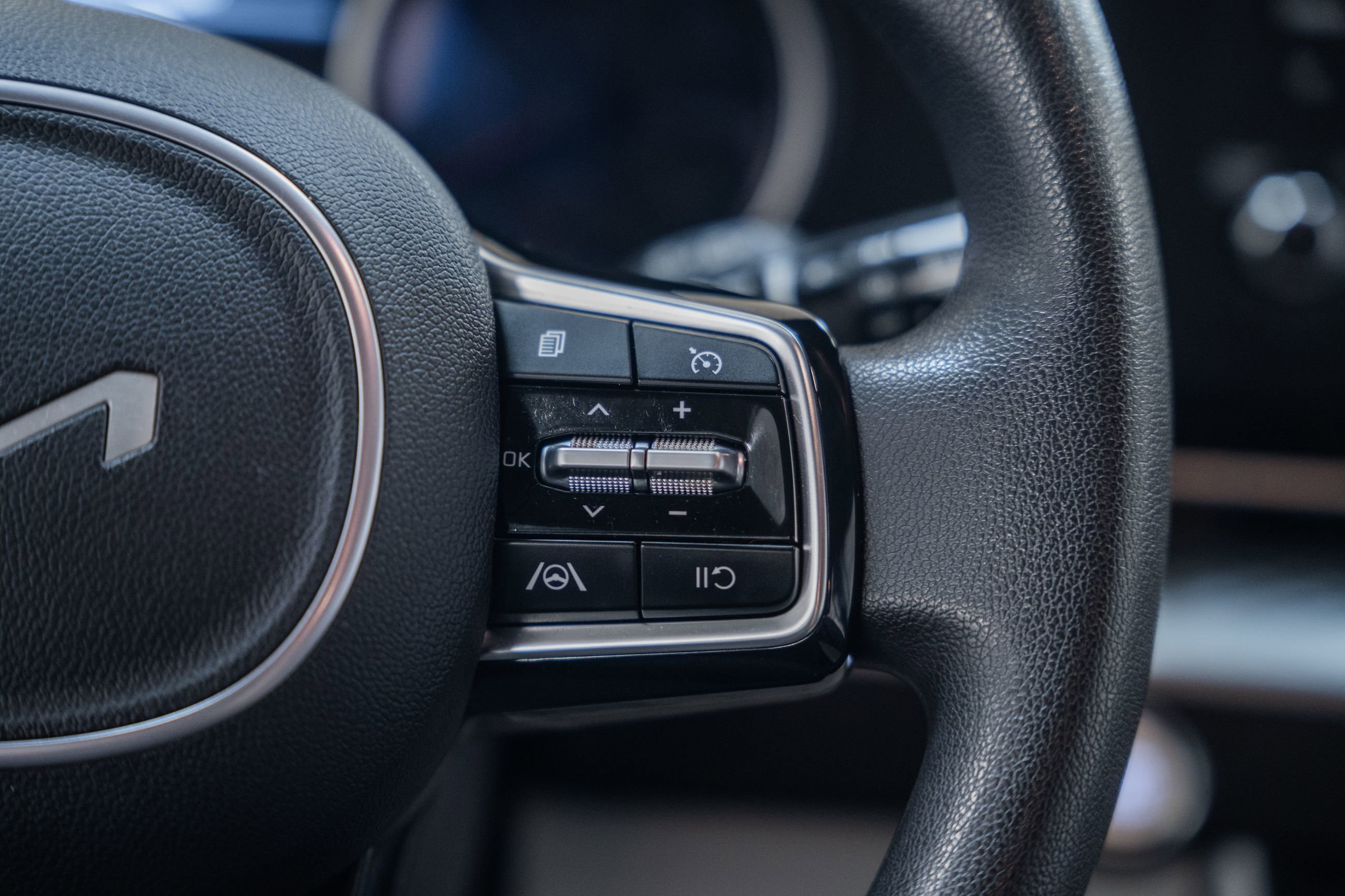 Used 2024 Kia Carnival LX image 30