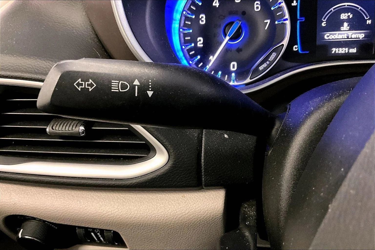 Used 2022 Chrysler Voyager LX image 32