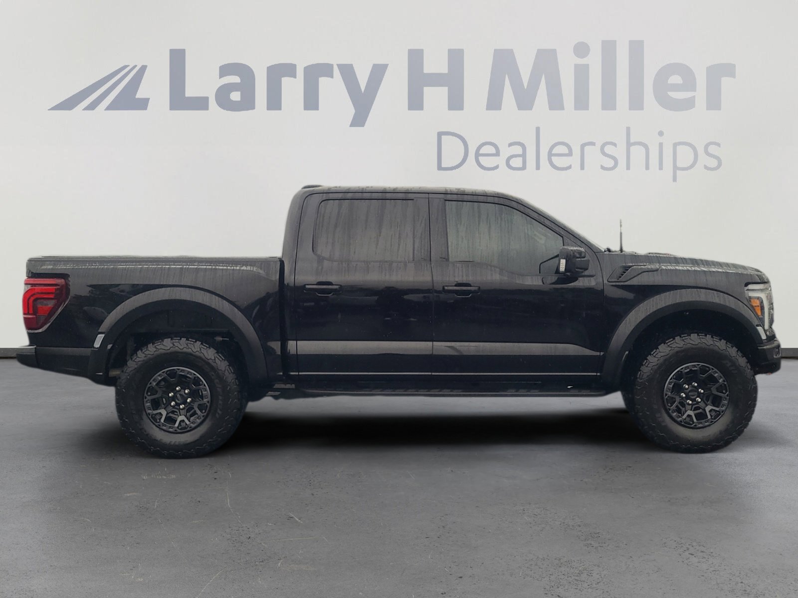 Certified 2025 Ford F150 Raptor w/ Equipment Group 803A Raptor R AWD/4WD image 6