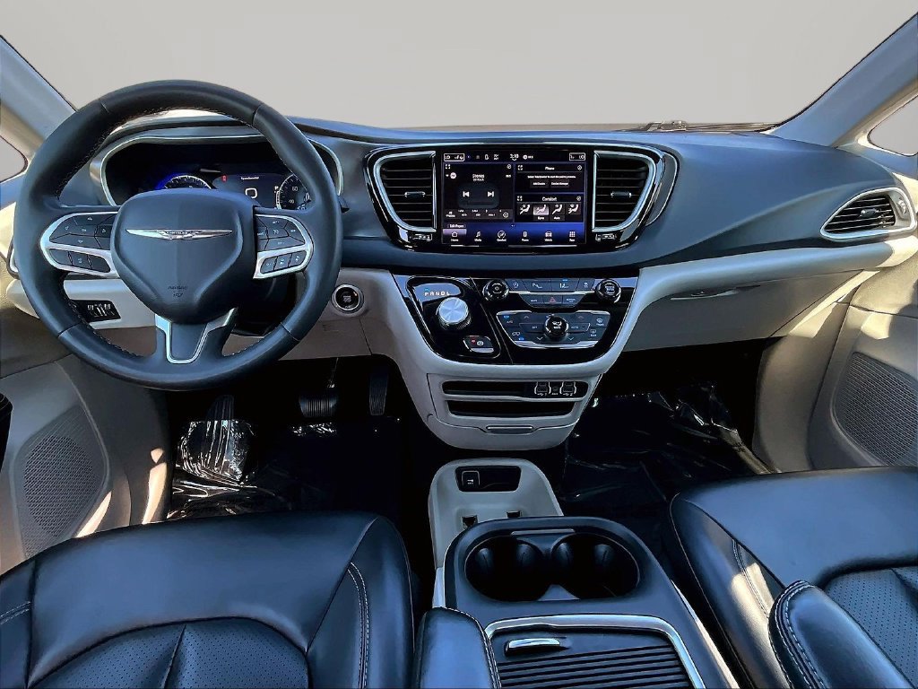 Used 2023 Chrysler Pacifica Touring-L FWD image 7
