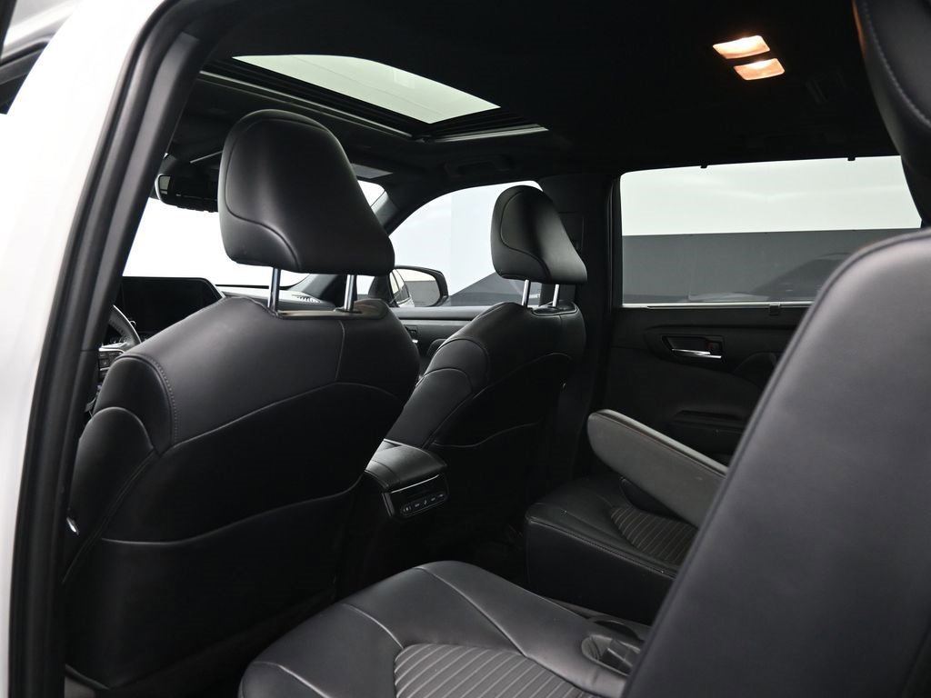 Used 2023 Toyota Highlander L image 11