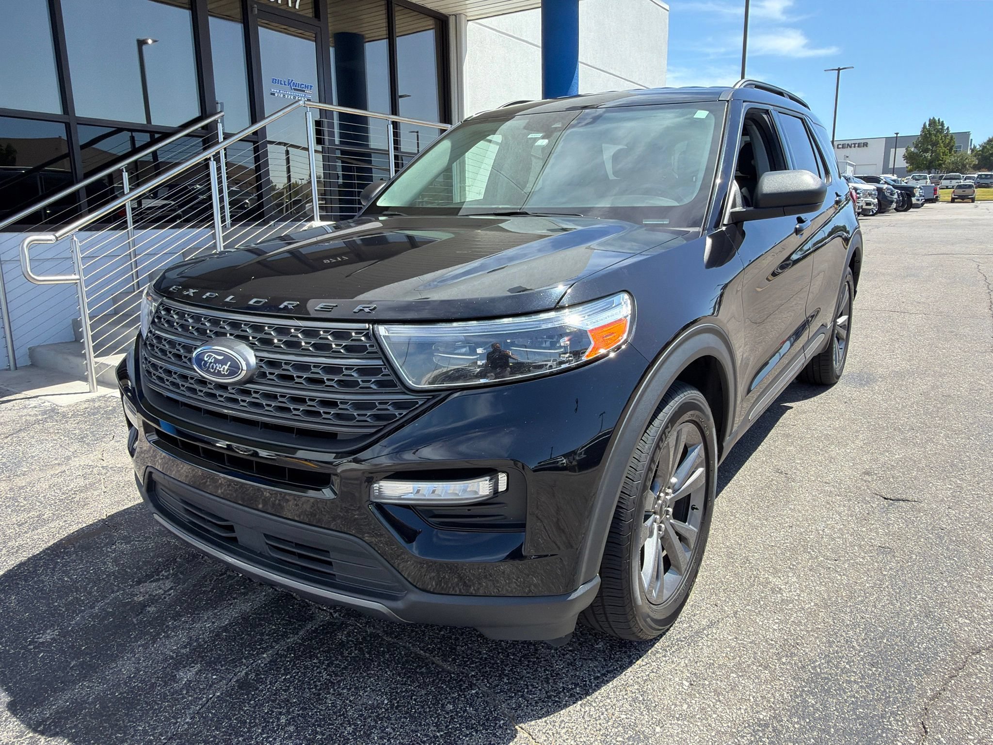 Certified 2021 Ford Explorer XLT w/ Equipment Group 202A AWD/4WD image 1