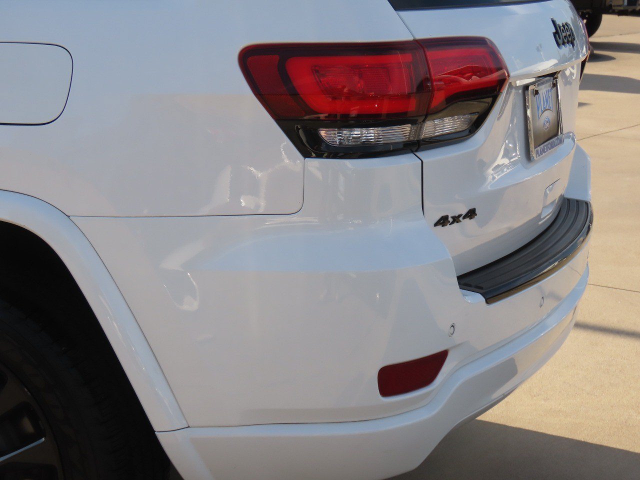 Used 2018 Jeep Grand Cherokee Altitude AWD/4WD image 16