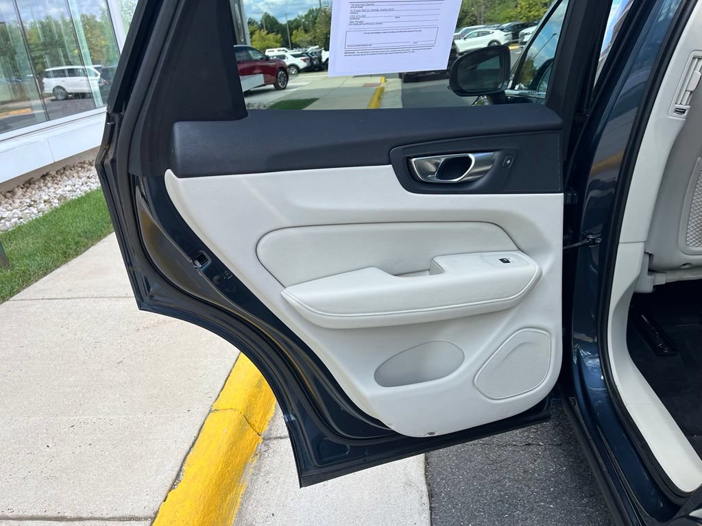 Used 2021 Volvo XC60 T5 Momentum w/ Advanced Package AWD/4WD image 17