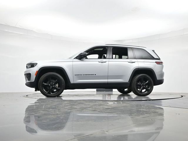Used 2024 Jeep Grand Cherokee Altitude AWD/4WD image 36