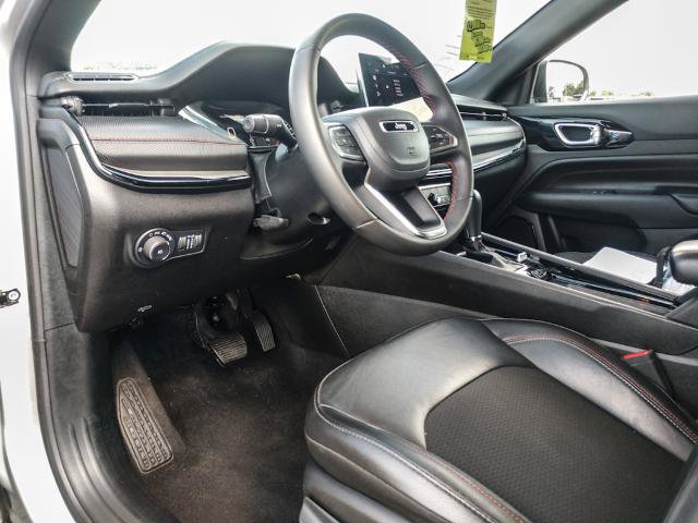 Used 2025 Jeep Compass Trailhawk AWD/4WD image 10