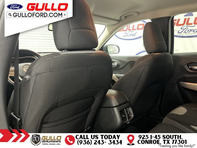 Used 2018 Jeep Cherokee Latitude w/ Altitude Package FWD image 16
