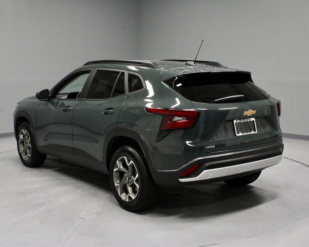 Used 2025 Chevrolet Trax LT FWD image 9