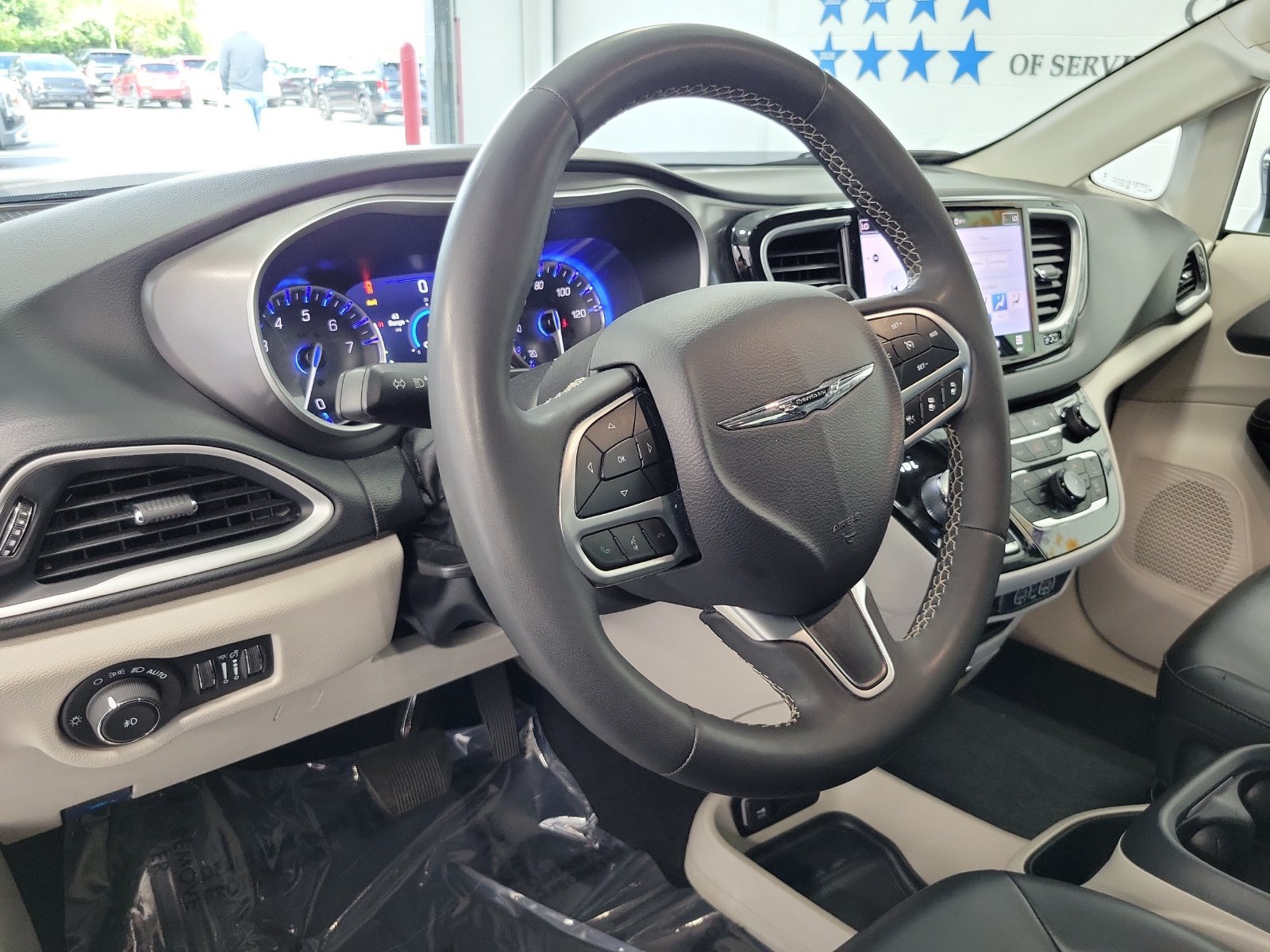 Used 2023 Chrysler Pacifica Touring-L FWD image 10