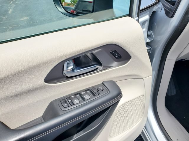 Used 2023 Chrysler Pacifica Touring-L FWD image 10