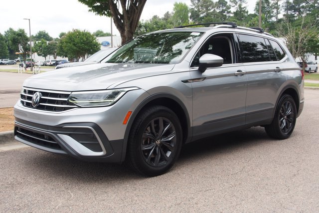 Used 2022 Volkswagen Tiguan SE FWD image 3
