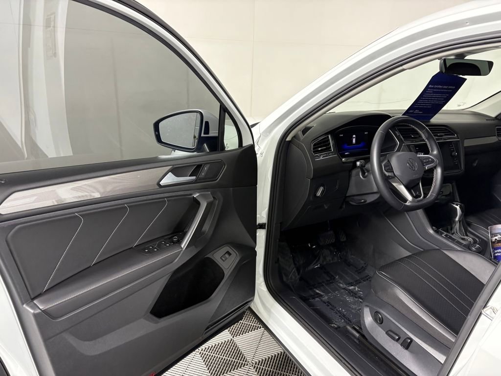 Used 2022 Volkswagen Tiguan SE w/ Panoramic Sunroof Package image 13