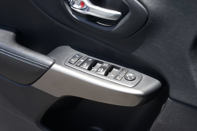Used 2020 Jeep Cherokee Latitude Plus FWD image 30