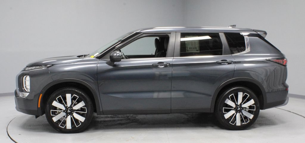 Used 2025 Mitsubishi Outlander AWD image 8