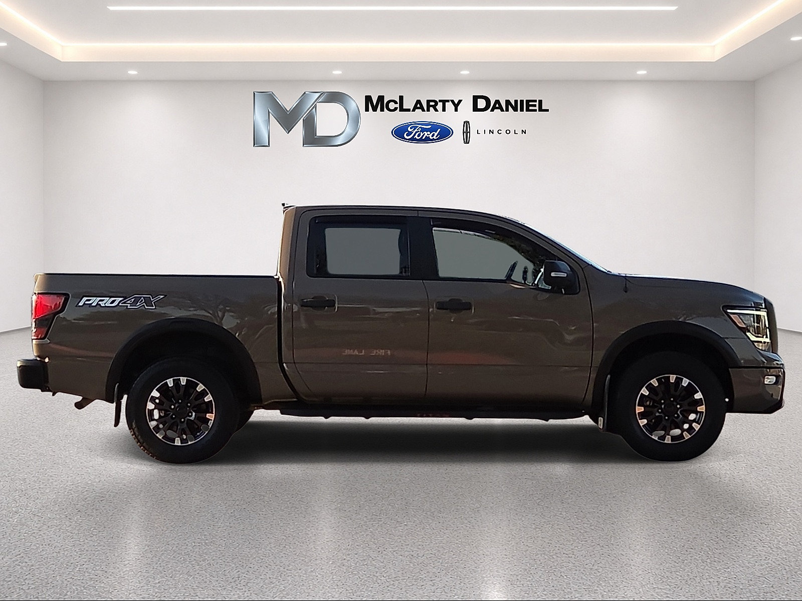 Used 2021 Nissan Titan PRO-4X w/ Pro-4x Convenience Package AWD/4WD image 6